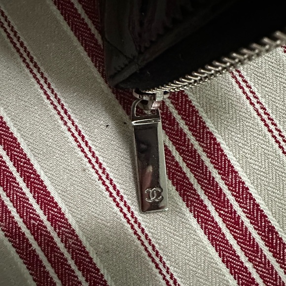 Chanel patent leather zip around wallet - Picture 5 of 9